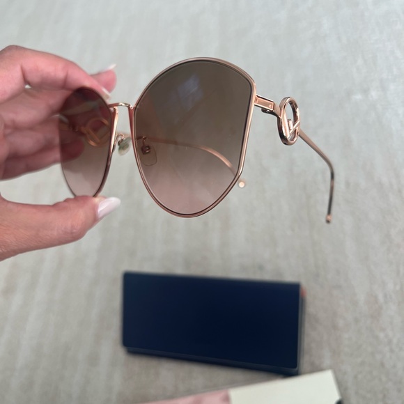 Fendi EUC sunglasses - Picture 6 of 7